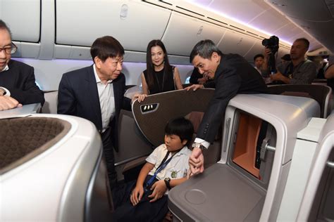 Singapore Airlines receives world’s first Boeing 787-10 Dreamliner ...