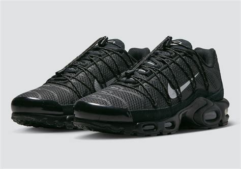 Nike Air Max Plus "Black/Metallic Silver" FD0670-001 | SneakerNews.com