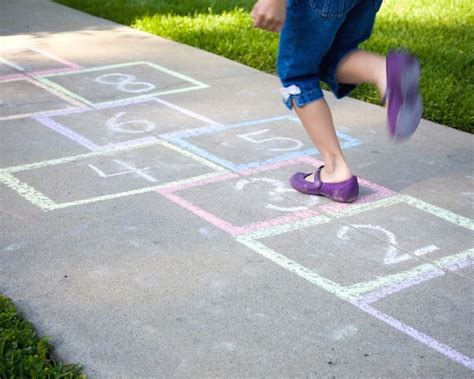 How to Play Traditional Hopscotch (Rules and Variations)