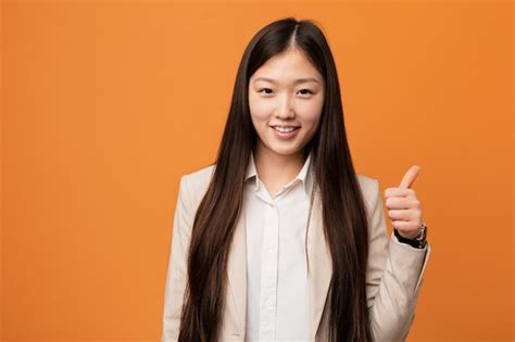 Premium Photo | Young business chinese woman smiling and raising thumb up