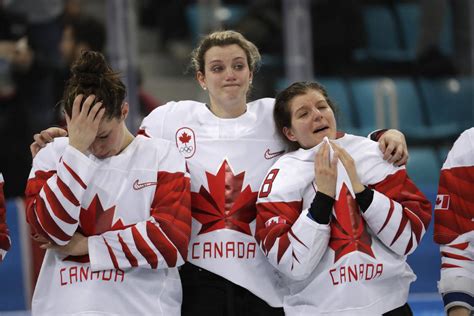 Canadian women’s hockey player takes off silver medal | Olympics | Sports