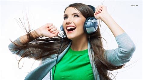 12 Happy Songs: Music To Boost Your Mood | Женщина, Модели, Наушники