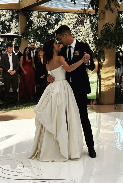 Sarah Hyland And Wells Adams' Wedding Photos And Details