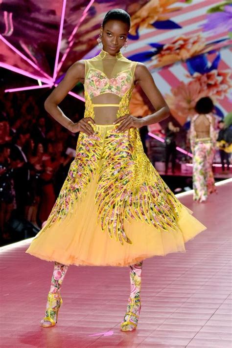 See models walk the 2018 Victoria's Secret Fashion Show runway | Gallery | Wonderwall.com