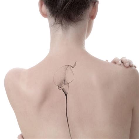 매료 시키다 en Instagram: “Calla lily (예약가능)” Girl Spine Tattoos, Flower ...