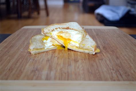 Hardly Housewives: Egg In A Hole Grilled Cheese