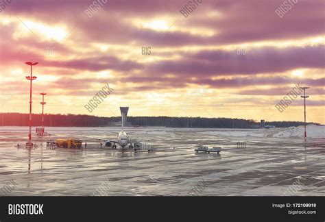 Plane On Maintenance Image & Photo (Free Trial) | Bigstock