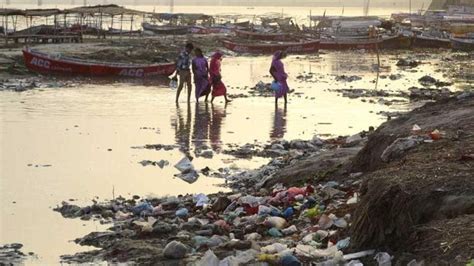 Ganga water unfit for bathing, says UP Pollution Control Board report - lucknow - Hindustan Times