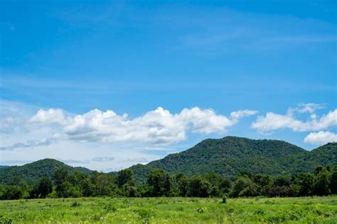 Montaña verde y cielo azul | Foto Premium