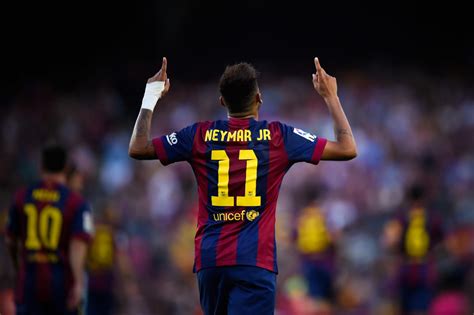 Neymar signs with Paris Saint-Germain from Barcelona, shattering ...