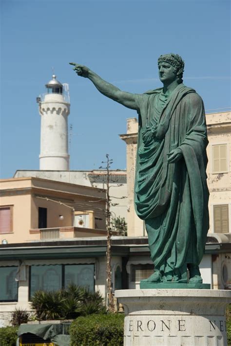 Statua Romana Di Nerone Dell'imperatore In Anzio, Italia Immagine Stock - Immagine di faro, nero ...