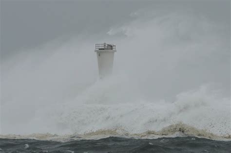 Tokyo area shuts down as powerful typhoon lashes Japan (Update)