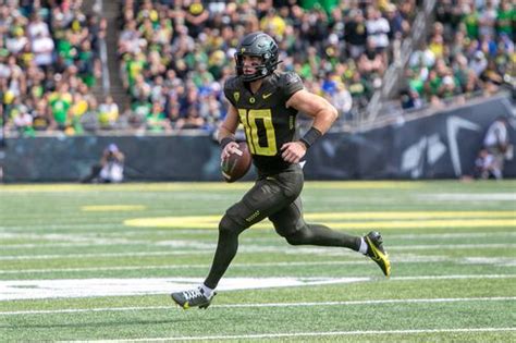 Bo Nix runs for career-high 3 touchdowns to lead Oregon Ducks past BYU ...