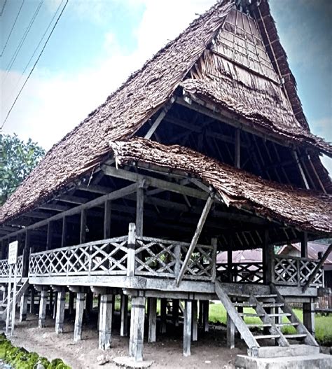 Rumah Adat Maluku Baileo – Ujian