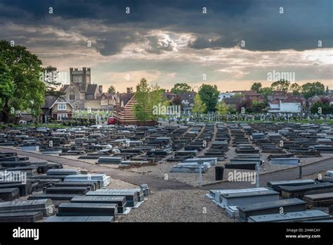 Golders green jewish cemetery hi-res stock photography and images - Alamy