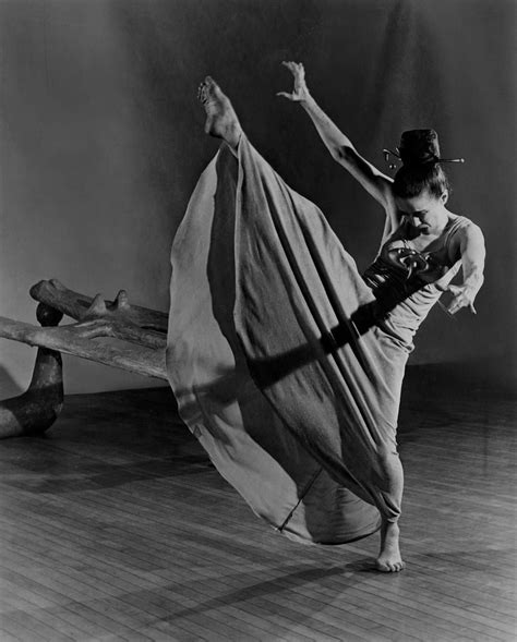 American Dancer Martha Graham. | Martha graham, Poses de danza, Danza