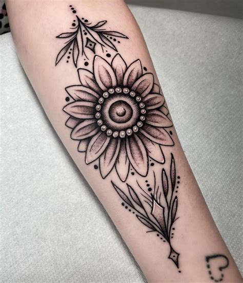 Aggregate more than 77 traditional sunflower tattoo best - in.cdgdbentre