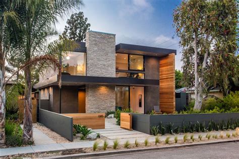 A New Contemporary Home Has A Backyard Guest Suite And A Sunken Outdoor ...