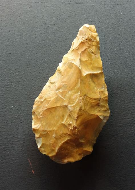 Biface acheuléen trouvé par Jacques Boucher-de-Perthes | Arrowheads artifacts, Paleolithic tools ...