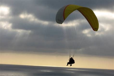 Paragliding vs Parasailing - Difference and Comparison | Diffen