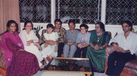 Hema smiles in old pic sitting next to Dharmendra, Esha as her mom ...