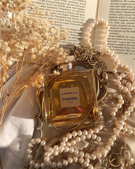 Chanel Aesthetic Wallpaper Beige - Dusolapan