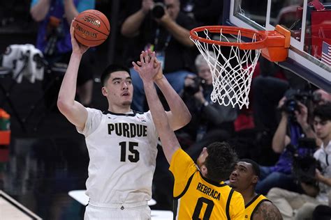 Purdue's Edey moves from role player to center of attention | AP News