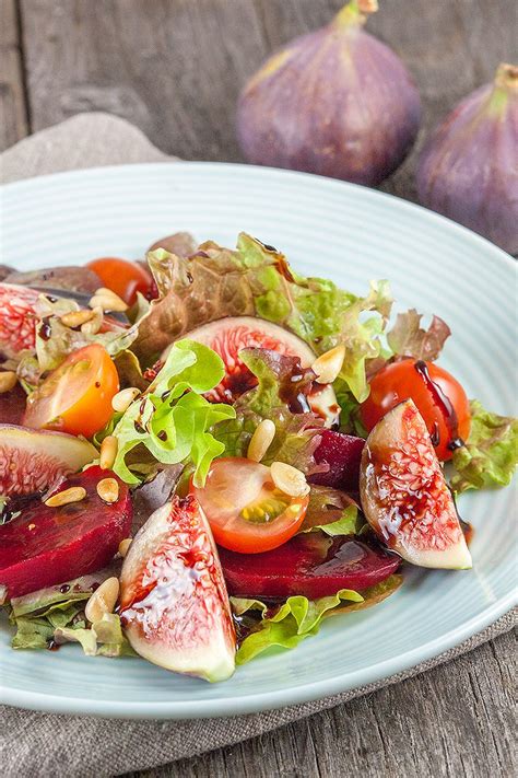 Red beet with figs salad - ohmydish.com