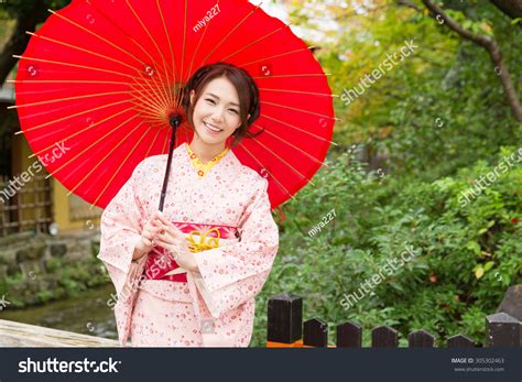 69,497 Japanese People In Kimono Images, Stock Photos & Vectors ...