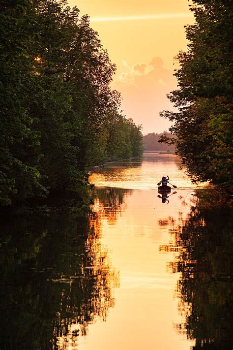 Couple paddling canoe near Beveridge … – License image – 71368972 lookphotos