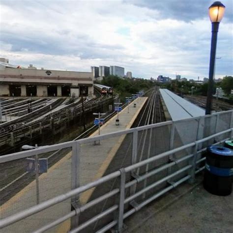 Mets–Willets Point station in New York, NY (Google Maps)