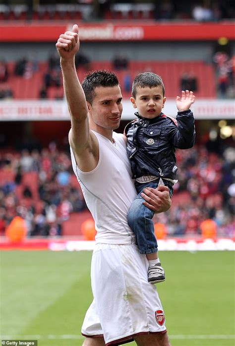 Robin Van Persie and his son Shaqueel show off mesmerising synchronised ...