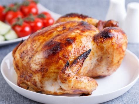 Pollo rostizado sencillo: receta casera con pocos ingredientes | CocinaDelirante