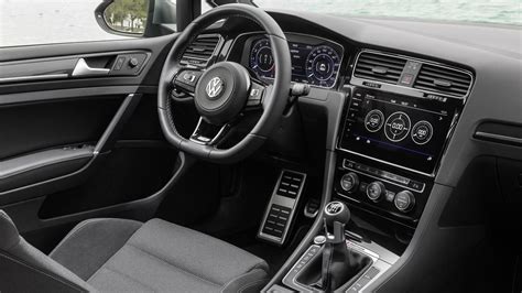 Noul Volkswagen Golf 8 ţinteşte zona premium. Mai mare, mai spaţios, cu funcţii de conducere ...