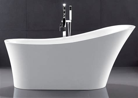 Space Saving Acrylic Pedestal Tub Freestanding Oval Tub In Small Space