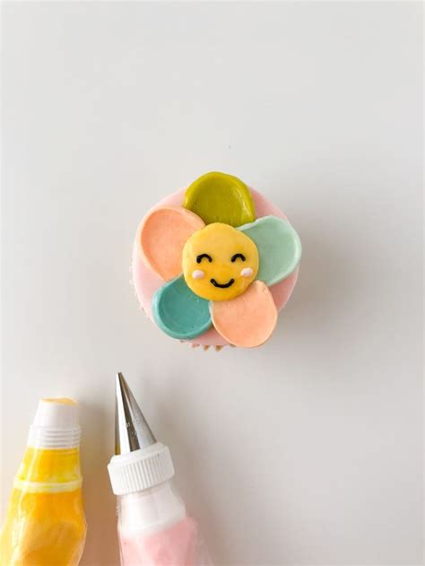 Cute Daisy Cupcake with Buttercream Frosting