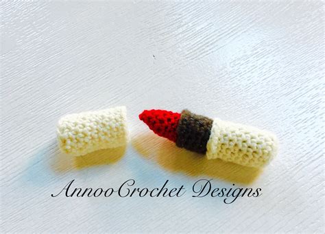 Annoo's Crochet World: Lipstick Amigurumi and Xmas ornament Free tutorial