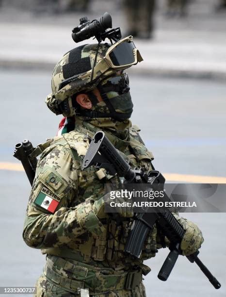 Mexican Army Special Forces Photos and Premium High Res Pictures ...