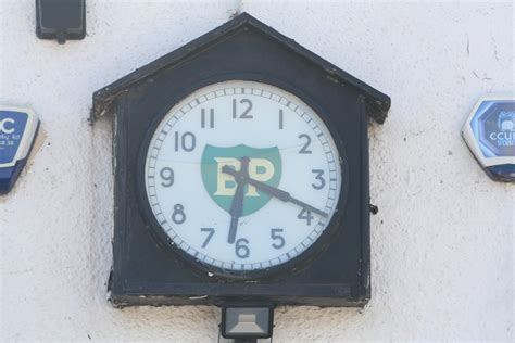 Can anyone identify the font used for the numbers on this clock? : r/identifythisfont