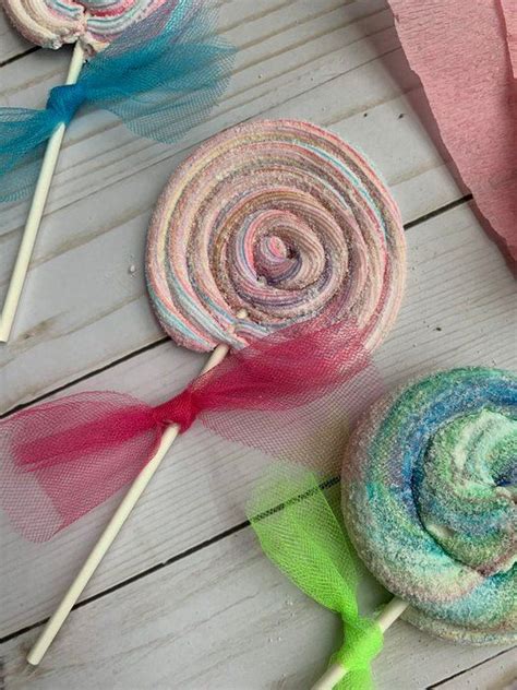 Swirled Marshmallow Lollipops | Swirl lollipops, Marshmallow, Lollipop