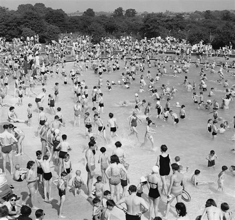 Crowds at the open air children's pool at Finchley Lido in North London ...