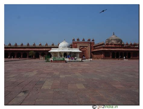 go2india.in : White marble tomb at Fatehpur Sikri