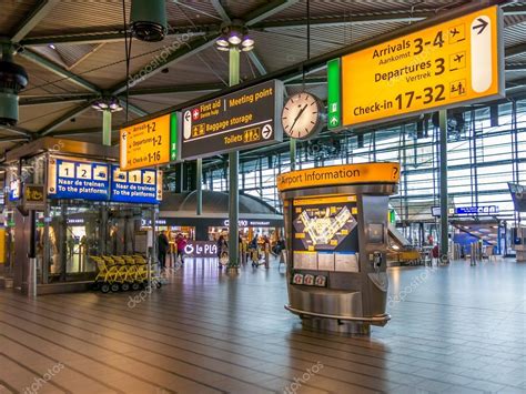 Schiphol Amsterdam Airport train terminal, Holland — 图库社论照片 © Tasfoto #83815368