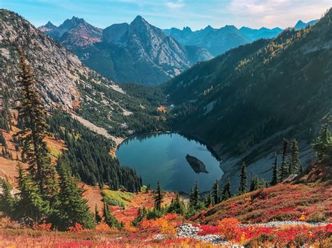 Stunning fall hike in Washington! | Washington hikes, Fall hiking, Fall vacations