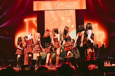 K-pop group TWICE delivers caffeinated jolt in Oakland | REVIEW