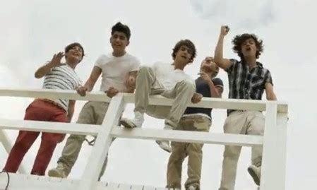 One Direction - What Makes You Beautiful - Music Video!