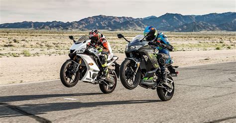 2019 Yamaha YZF-R3 vs. Kawasaki Ninja 400 | Cycle World