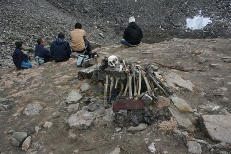 Mystery Of Hundreds Of Human Skeletons Found Near A Lake In India ...