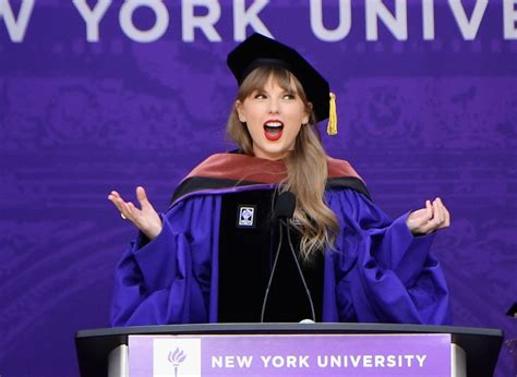 Con un divertido discurso, Taylor Swift recibe su doctorado honorífico de la NYU - La Opinión