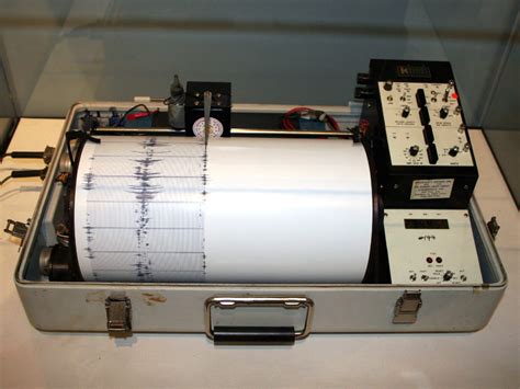 File:Kinemetrics seismograph.jpg